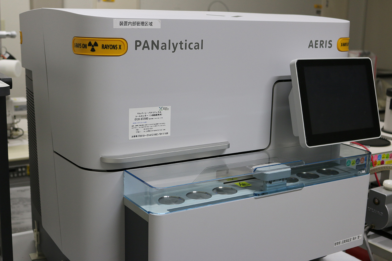 X-ray diffractometer (XRD)
