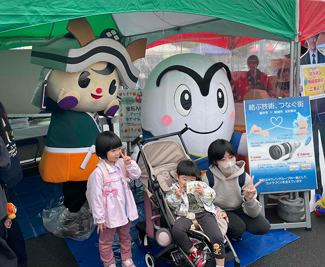 「朝倉ゆめまる」と「まゆげった」との記念撮影会の様子