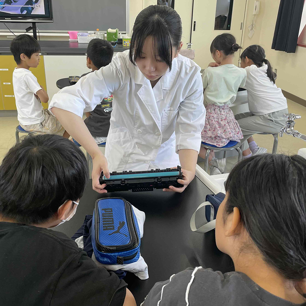 製品に触れている様子