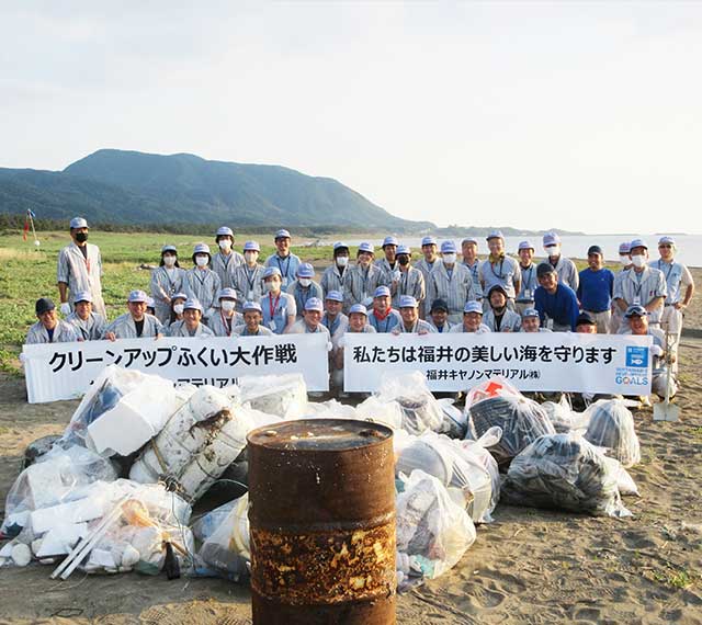 海岸清掃の様子